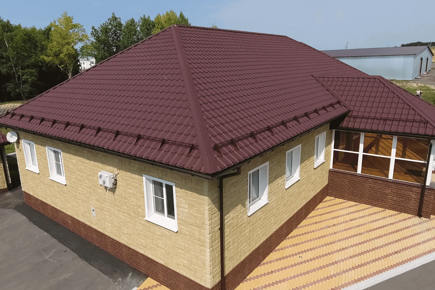 An image showing various factors to consider when choosing metal roofing